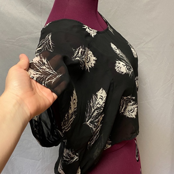 h.i.p. happening in the present cropped blouse - Picture 5 of 7